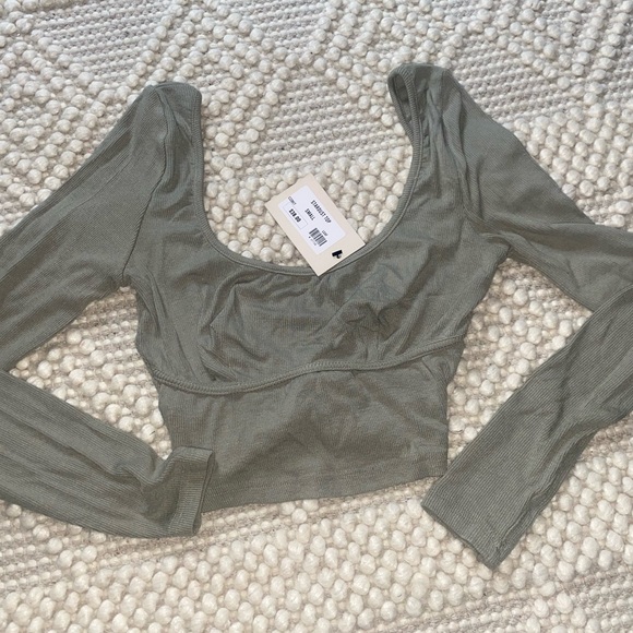 ✨NWT✨ Boutique Long Sleeve Low Back Crop Top - Picture 1 of 2